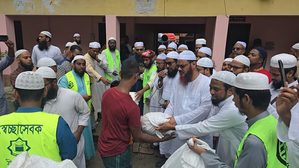 কুমিল্লায় বন্যাদুর্গত এলাকায় হাদিয়া বিতরণ করেন ইসলামী আন্দোলন বাংলাদেশের জ্যেষ্ঠ নায়েবে আমির মুফতি মুহাম্মদ ফয়জুল করীম